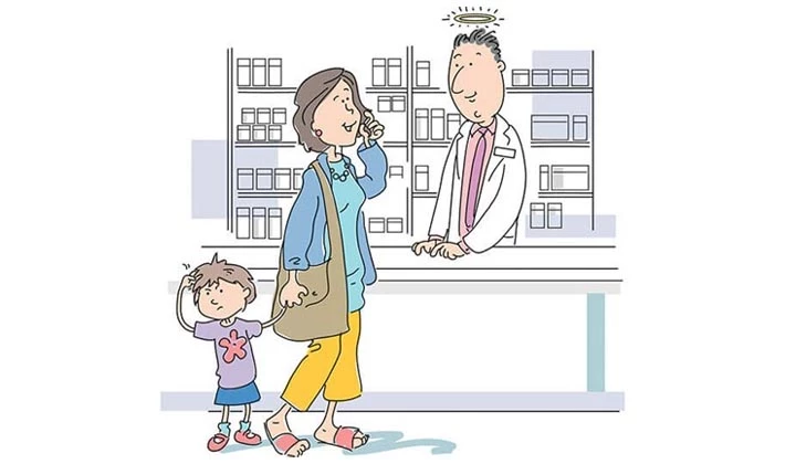 Mutter und Sohn beim Apotheker Läuse behandeln mit akuten Läusemitteln